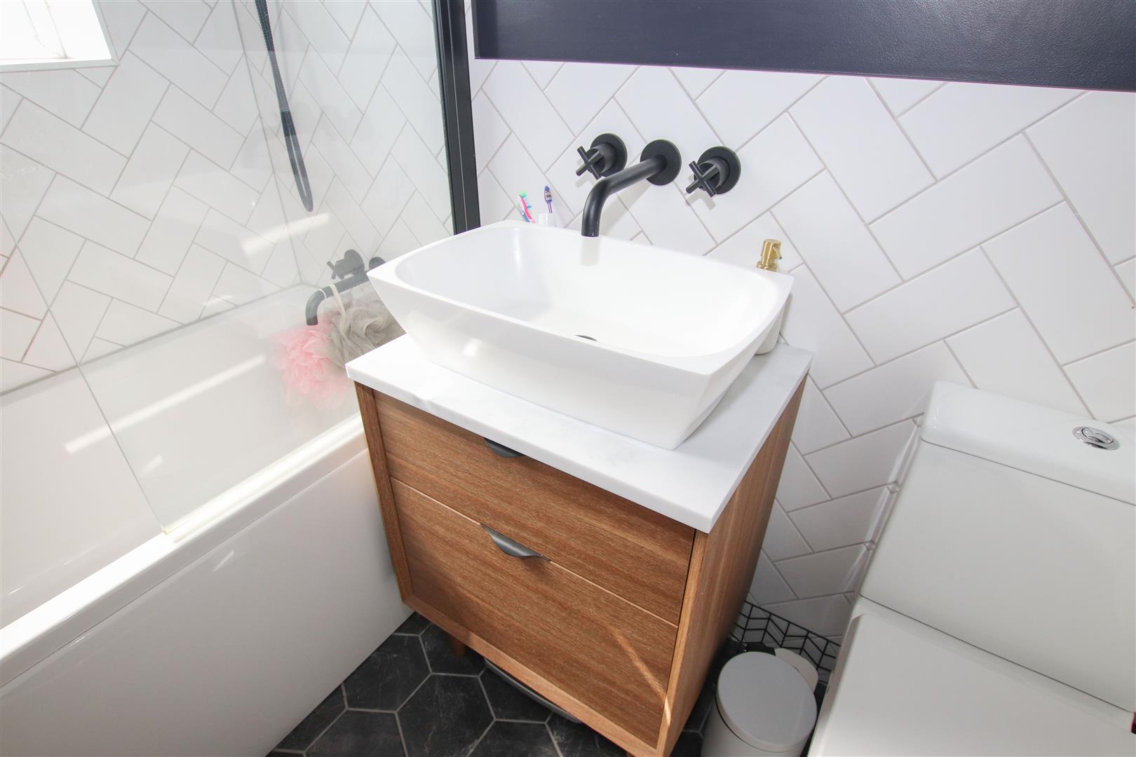 FIRST FLOOR FAMILY BATHROOM